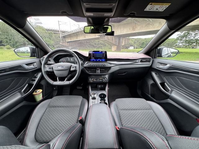 【Focus ST-Line Lommel版 】市場稀有黑 僅跑6萬公里 全車原鈑件 B&o音響 Lv2自動跟車 抬顯  第7張相片