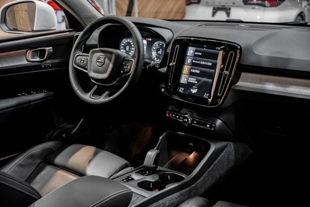 XC40 T2 原廠保固2027.06/安全滿配/環景/CarPlay  第11張相片