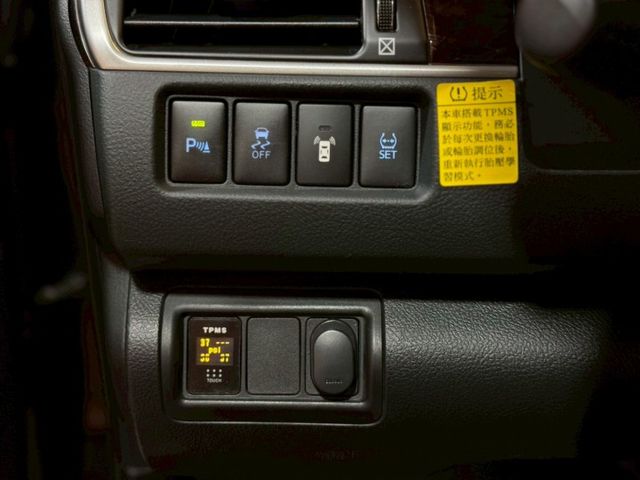 加裝胎壓偵測器、抬頭顯示器、大螢幕安卓機 一手車皆在原廠保養  第4張相片