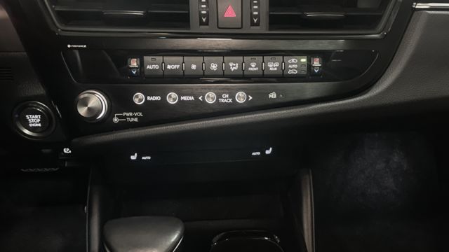 低里程/一手車原鈑件/天窗/電熱椅/無線CarPly/原廠保固至2028.2  第10張相片