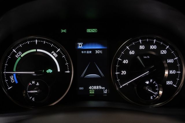 一手車｜原鈑件｜天窗｜電動門｜四座電動調整/電熱通風椅｜七人座｜ACC｜後座影音/空調系統  第3張相片