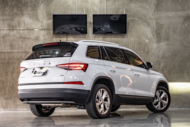 4x4尊榮版｜七人座｜全景天窗｜主被動安全輔助駕駛｜360環景｜電尾門｜保固至2027  第2張相片