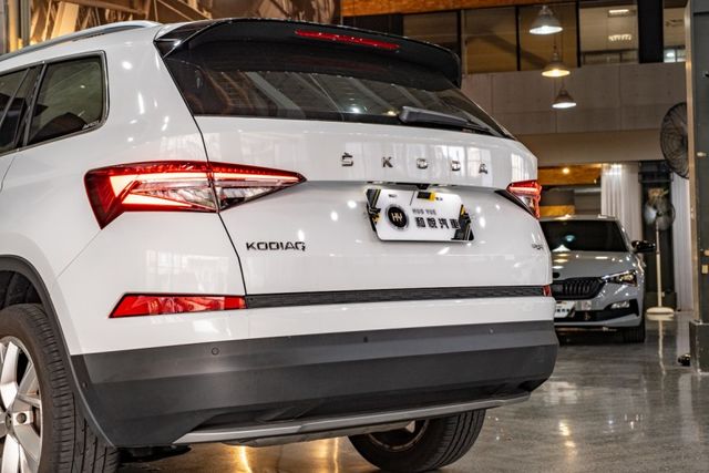 4x4尊榮版｜七人座｜全景天窗｜主被動安全輔助駕駛｜360環景｜電尾門｜保固至2027  第14張相片