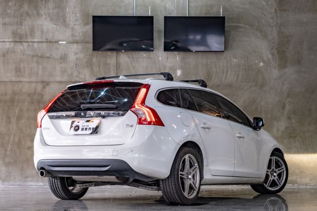 D4旗艦版｜車況佳便宜賣｜天窗｜導航｜盲點/車道變換輔助/偏離警示｜雙色內裝｜送車頂行李架  第2張相片