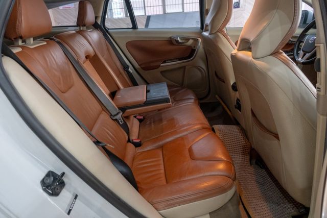 D4旗艦版｜車況佳便宜賣｜天窗｜導航｜盲點/車道變換輔助/偏離警示｜雙色內裝｜送車頂行李架  第5張相片