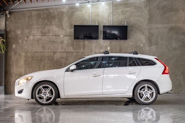 D4旗艦版｜車況佳便宜賣｜天窗｜導航｜盲點/車道變換輔助/偏離警示｜雙色內裝｜送車頂行李架  第11張相片