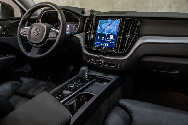 XC60 B5 Plus｜保固至2026.12｜全景天窗｜h/k音響｜環景影像｜抬頭顯示｜無線充電  第9張相片