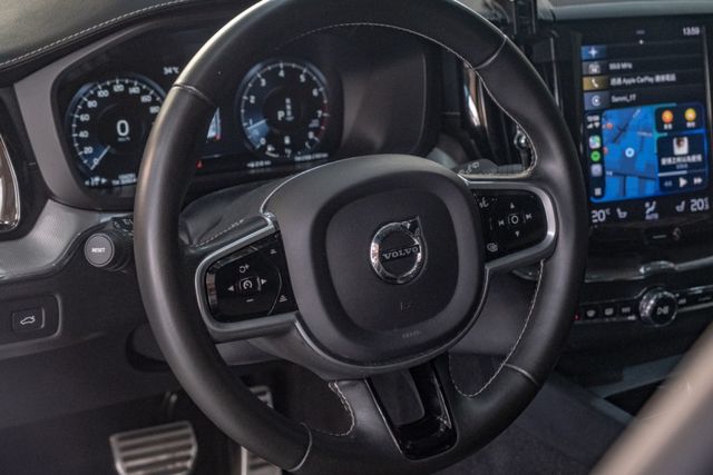 XC60 B5 R-Design｜48V油電休旅｜氣壓式懸吊｜全景天窗｜B&W環繞音響  第3張相片