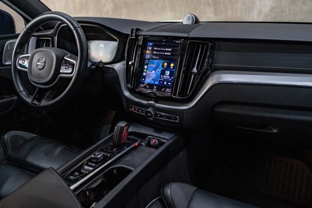 XC60 B5 R-Design｜48V油電休旅｜氣壓式懸吊｜全景天窗｜B&W環繞音響  第8張相片
