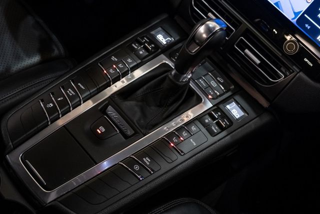 Macan Turbo(3.6 V6)｜改四點頭燈/一體式尾燈｜改安卓機｜計時套件｜輕量化20吋鋁圈  第8張相片