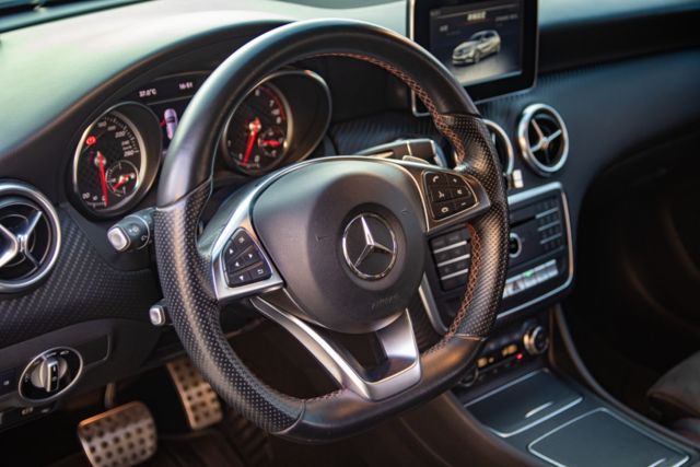 【AMG LINE】2017/12月出廠 換檔撥片 恆溫 電動椅 IKEY 定速 自動停車  第11張相片