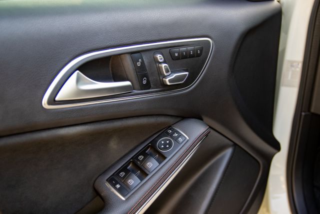 【AMG LINE】2017/12月出廠 換檔撥片 恆溫 電動椅 IKEY 定速 自動停車  第13張相片