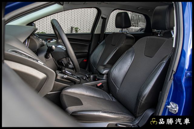 【2.0L 汽油運動版】前後霧燈 LED尾燈 天窗 分區溫控 光感應自動頭燈  第7張相片