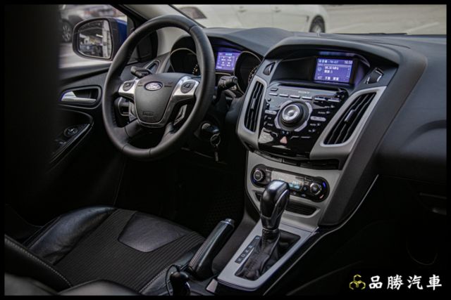 【2.0L 汽油運動版】前後霧燈 LED尾燈 天窗 分區溫控 光感應自動頭燈  第9張相片