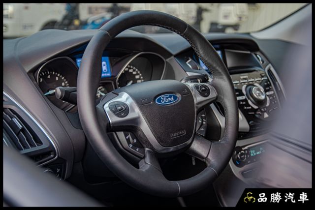 【2.0L 汽油運動版】前後霧燈 LED尾燈 天窗 分區溫控 光感應自動頭燈  第10張相片