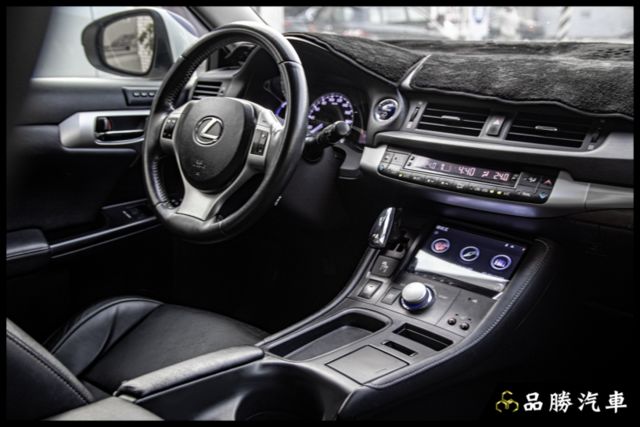 【1.8L 豪華版】分區溫控 電動椅 IKEY 中控螢幕 衛星導航 定速 前車雷達  第9張相片