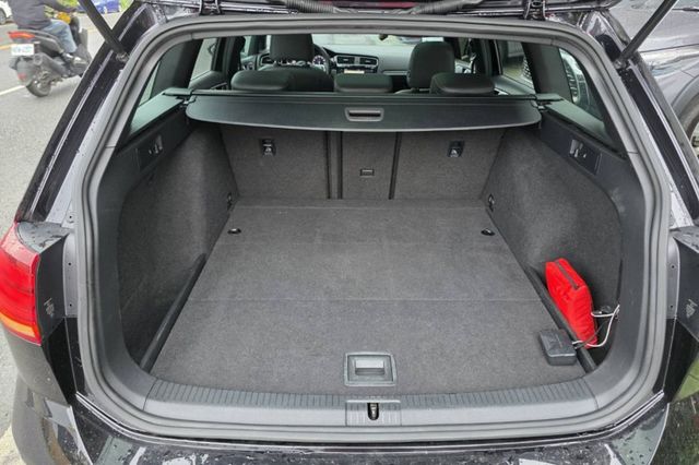 【1.4T R-Line】原鈑件 全景天窗 換檔撥片 分區溫控 中控螢幕 IKEY 定速  第5張相片