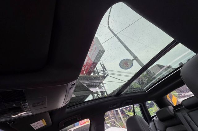 【1.4T R-Line】原鈑件 全景天窗 換檔撥片 分區溫控 中控螢幕 IKEY 定速  第7張相片