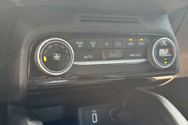 【1.5T佛心版】渦輪增壓 換檔撥片 恆溫 Apple Carplay 定速 Level 2跟車  第14張相片