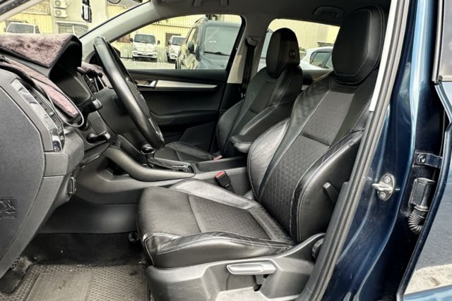 【1.5T菁英版】全原廠保養紀錄 原鈑件 IKEY 定速 ACC Carplay  第5張相片