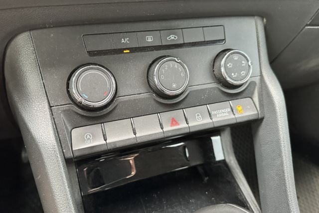 【1.5T菁英版】全原廠保養紀錄 原鈑件 IKEY 定速 ACC Carplay  第12張相片