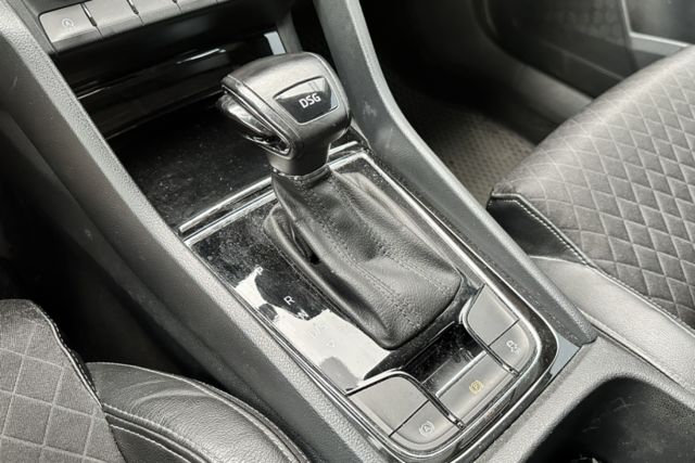 【1.5T菁英版】全原廠保養紀錄 原鈑件 IKEY 定速 ACC Carplay  第13張相片