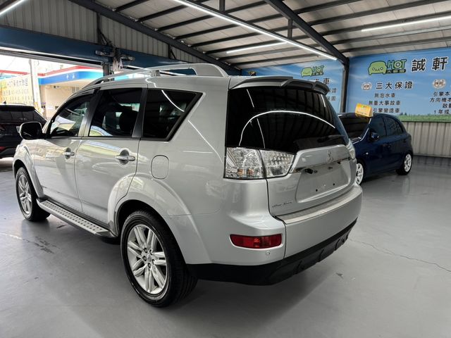 MITSUBISHI三菱 OUTLANDER  第4張相片