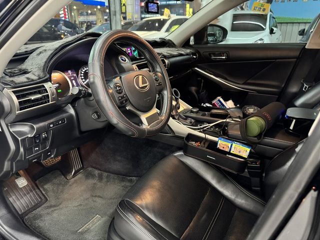 LEXUS凌志 IS 300H  第3張相片