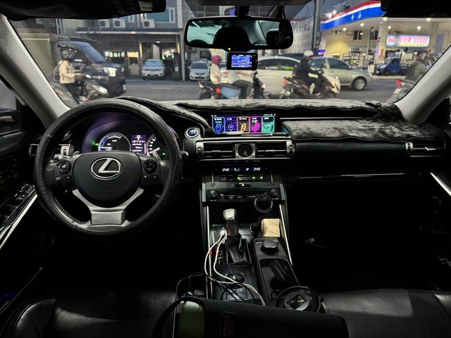 LEXUS凌志 IS 300H  第10張相片