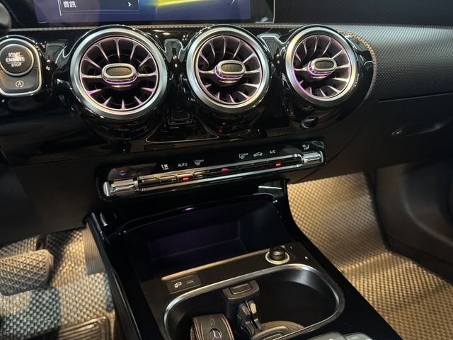 M-BENZ賓士 A200  第9張相片
