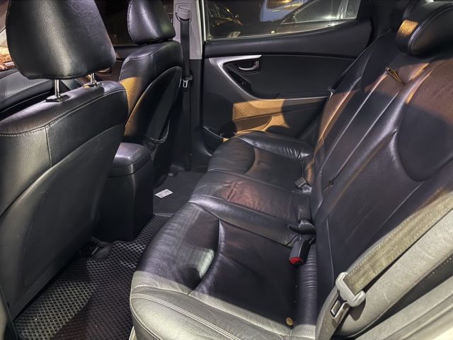 Hyundai Elantra  第8張相片
