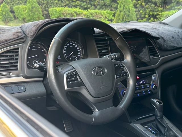Hyundai Elantra  第6張相片