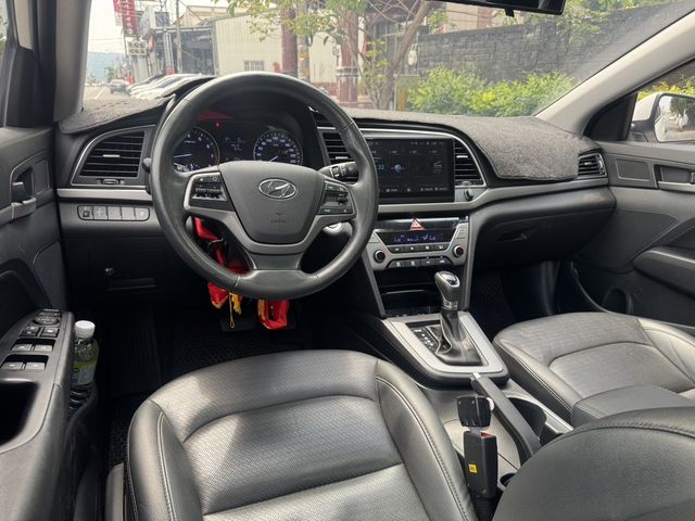 HYUNDAI現代 ELANTRA  第3張相片