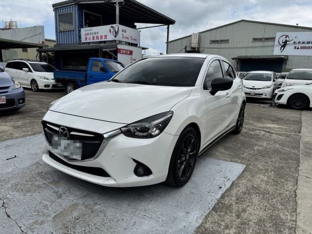 17年MAZDA2 白色 頂級版 IKEY 導航 女用一手車  第2張相片