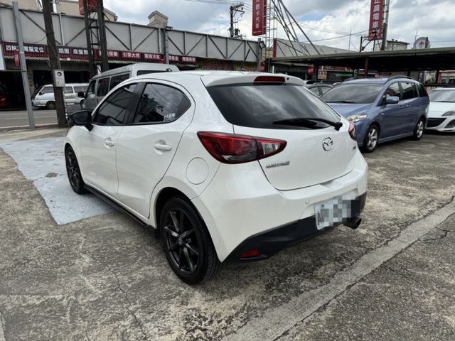 17年MAZDA2 白色 頂級版 IKEY 導航 女用一手車  第4張相片