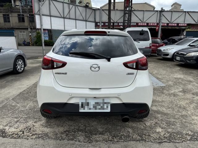 17年MAZDA2 白色 頂級版 IKEY 導航 女用一手車  第5張相片
