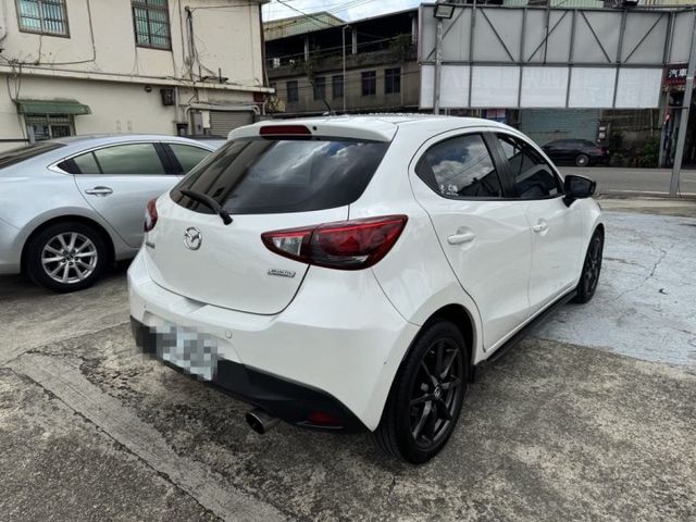 17年MAZDA2 白色 頂級版 IKEY 導航 女用一手車  第6張相片