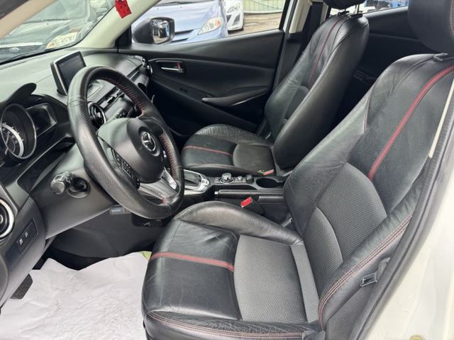 17年MAZDA2 白色 頂級版 IKEY 導航 女用一手車  第8張相片