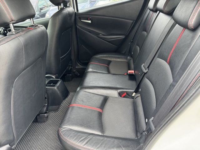 17年MAZDA2 白色 頂級版 IKEY 導航 女用一手車  第11張相片