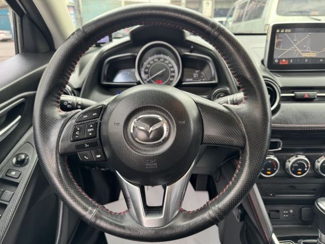 17年MAZDA2 白色 頂級版 IKEY 導航 女用一手車  第12張相片