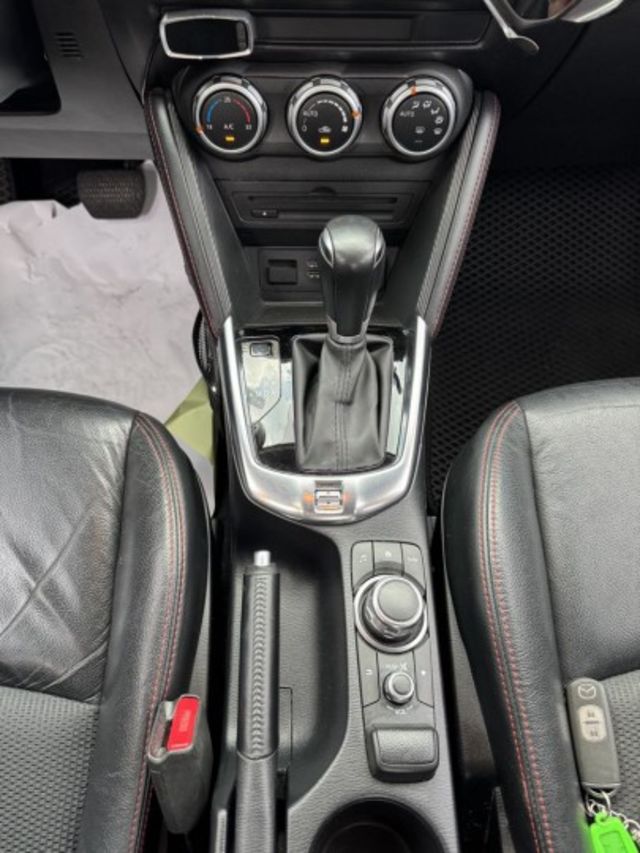 17年MAZDA2 白色 頂級版 IKEY 導航 女用一手車  第14張相片