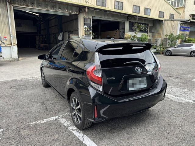 17年PRIUS C 黑色  第4張相片