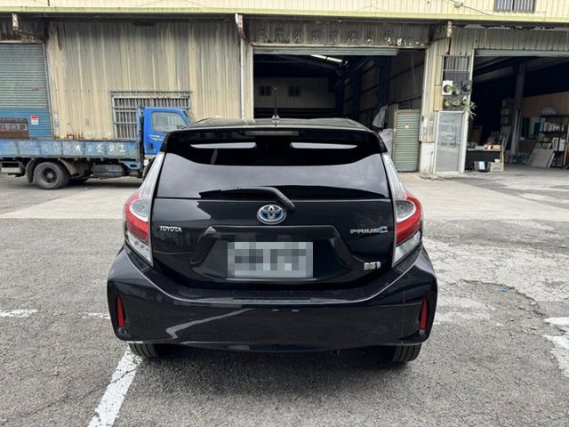17年PRIUS C 黑色  第5張相片
