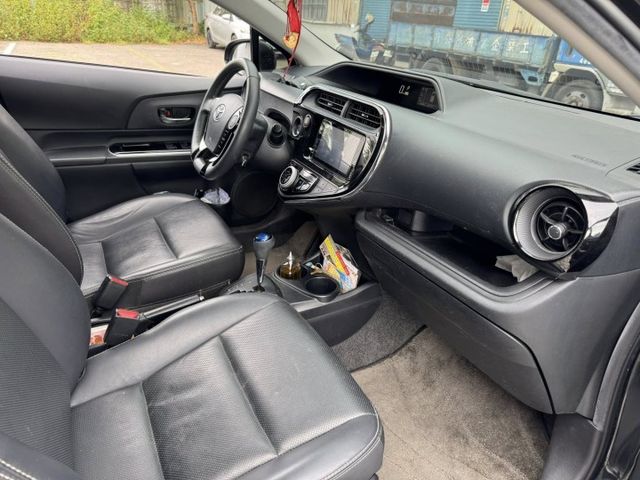 17年PRIUS C 黑色  第9張相片