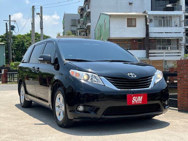 新車價200多萬的Toyota Sienna，搭載3.5升V6引擎與6速手自排變速箱動力系統，8人座全家出遊超讚  第1張相片