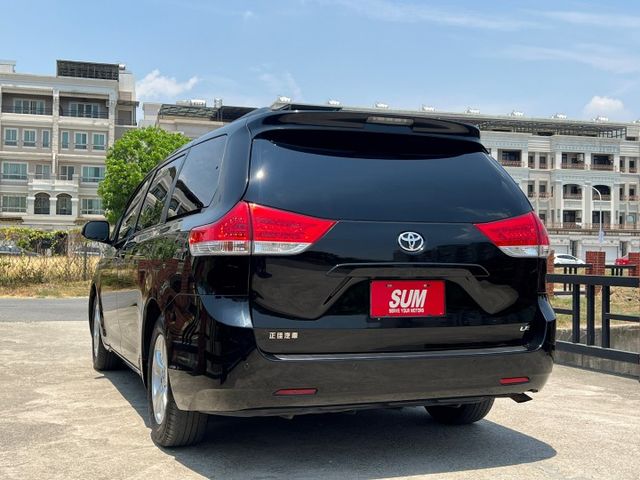 新車價200多萬的Toyota Sienna，搭載3.5升V6引擎與6速手自排變速箱動力系統，8人座全家出遊超讚  第2張相片