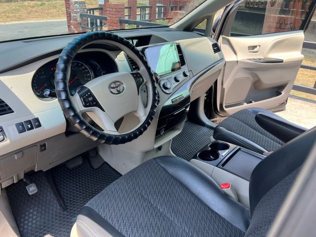 新車價200多萬的Toyota Sienna，搭載3.5升V6引擎與6速手自排變速箱動力系統，8人座全家出遊超讚  第5張相片