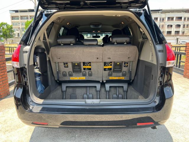 新車價200多萬的Toyota Sienna，搭載3.5升V6引擎與6速手自排變速箱動力系統，8人座全家出遊超讚  第9張相片