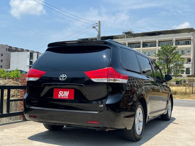 新車價200多萬的Toyota Sienna，搭載3.5升V6引擎與6速手自排變速箱動力系統，8人座全家出遊超讚  第11張相片