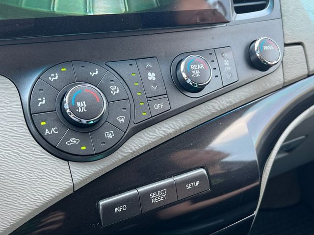 新車價200多萬的Toyota Sienna，搭載3.5升V6引擎與6速手自排變速箱動力系統，8人座全家出遊超讚  第13張相片